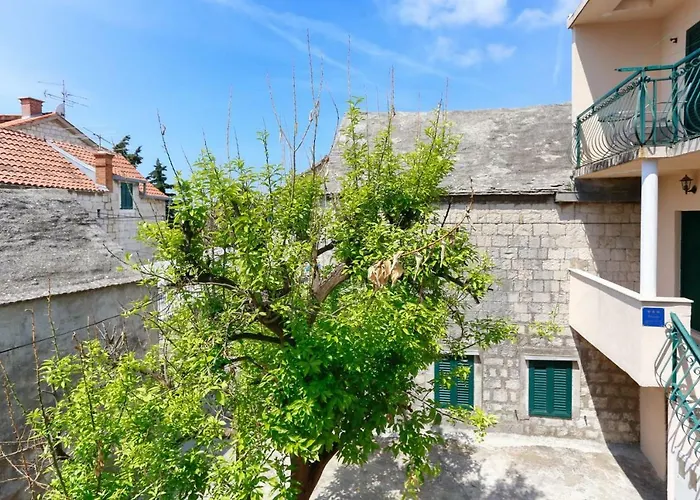 Apartments And Rooms Stone House